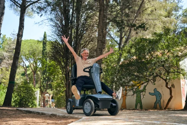 Kuarz - Excited Man driving in forest Landscape mode - VERMEIREN_4458 Kuarz - Excited Man driving in forest Landscape mode - VERMEIREN_4458
